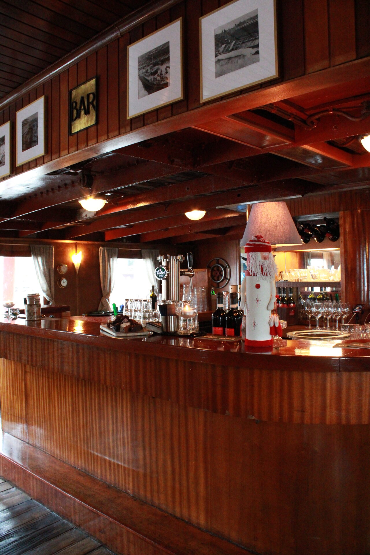 De bar van de feestlocatie 'Ooster-Schelde', langwerpig