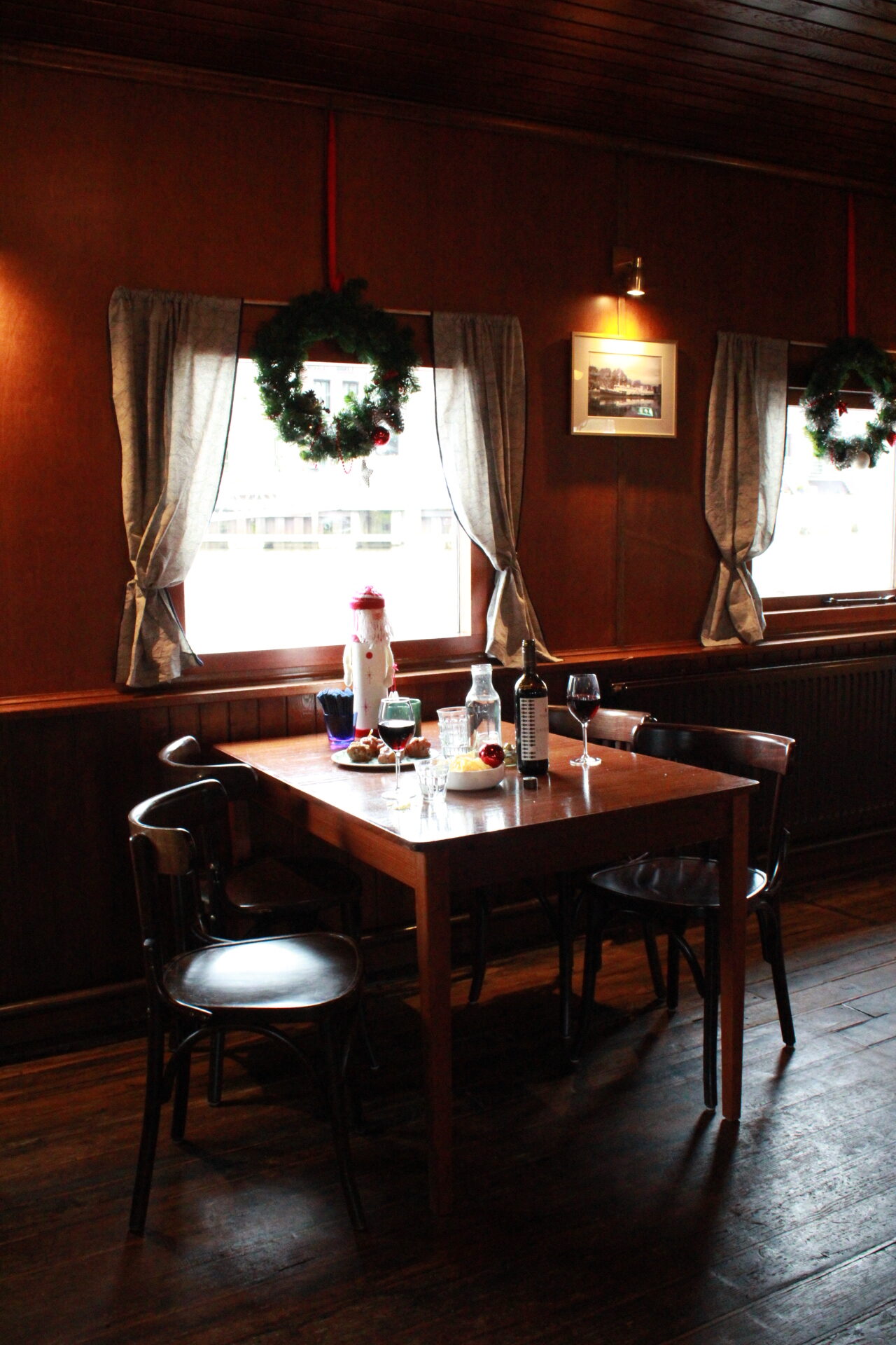 De gezelligste evenementenlocatie van Zwolle! Weergave van de gezellige tafels in de salon