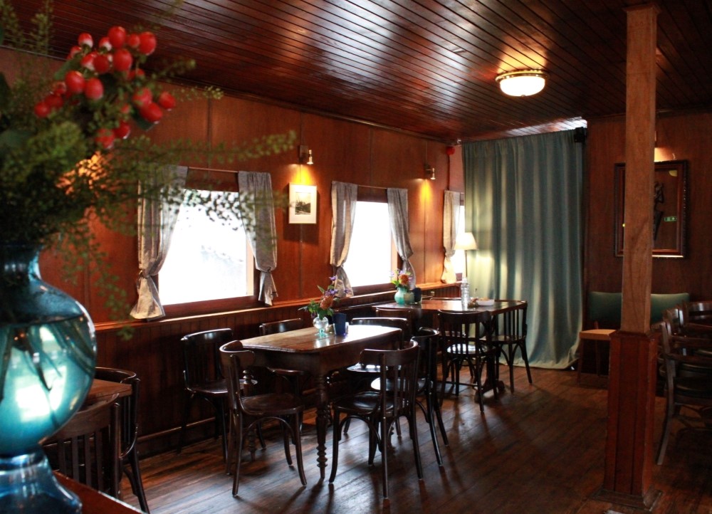 De gezelligste evenementenlocatie van Zwolle! Weergave van de gezellige tafels in de salon